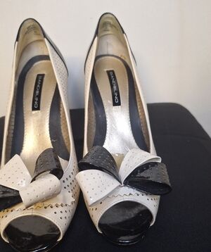 Bandolino Two-Tone Bow Peep-Toe Heels Size 7.5m